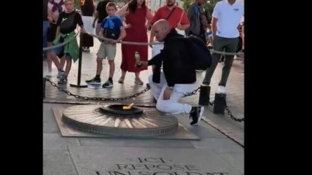 Παρίσι: Συνελήφθη άνδρας που άναψε τσιγάρο με τη φλόγα από το μνημείο του Άγνωστου Στρατιώτη στην Αψίδα του Θριάμβου (Βίντεο)