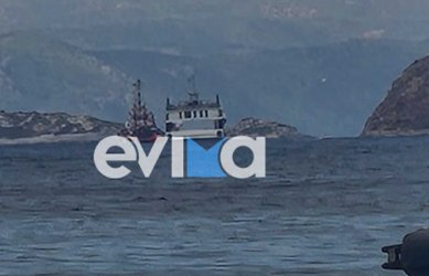 Εύβοια: Ρυμουλκά προσπαθούν να αποκολλήσουν το φέρι μποτ που προσάραξε σε ξέρα στα Στύρα – Νέα δραματικά βίντεο