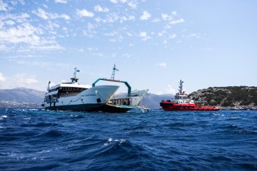 Πολύ δύσκολη η ρυμούλκηση του πλοίου στα Νέα Στύρα: Τεράστιο το ρήγμα που προκλήθηκε
