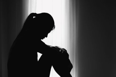 Φρίκη στη Θεσσαλονίκη: Μητέρα ακινητοποιούσε την 10χρονη κόρη της και τη βίαζε ο σύντροφός της