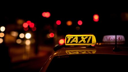 Ομόνοια: Οδηγός ταξί επιτέθηκε και λήστεψε δύο Γάλλους – Στο νοσοκομείο ο ένας