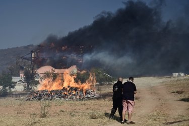 Ένας νεκρός από την μεγάλη φωτιά στην Κερατέα