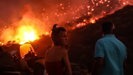 Δραματική νύχτα στην Ανατολική Αττική: Μάχη σε πολλαπλά μέτωπα – Τεράστιες καταστροφές (Εικόνες, Βίντεο)