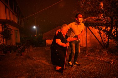 Δύσκολες ώρες στην Ηράκλεια στην Ηλεία: Μπήκε στο χωριό η φωτιά (Εικόνες, Βίντεο)