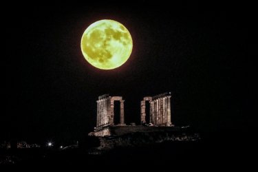 Πανσέληνος Αυγούστου: Το «Φεγγάρι του Οξύρρυγχου» χάρισε μαγικές εικόνες