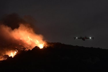 Φωτιά στην Κερατέα: Κάηκαν σχεδόν 16.000 στρέμματα – Χειροπέδες σε δύο στελέχη του ΔΕΔΔΗΕ