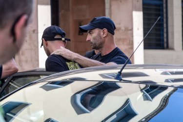 Μπράβο και χειροκροτήματα από την οικογένεια του 25χρονου που κατηγορείται για εμπρησμό στην Πάτρα