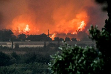 Μάχη με τις αναζωπυρώσεις στις φωτιές σε Αχαΐα και Χίο – Νέες εκκενώσεις