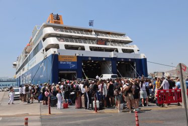 Δεκαπενταύγουστος: Φεύγουν και οι τελευταίοι αδειούχοι – Πληρότητα 75% στα πλοία