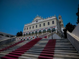 Κοίμηση της Θεοτόκου: Εκατοντάδες πιστοί στην Τήνο για τη λιτάνευση – Δείτε LIVE