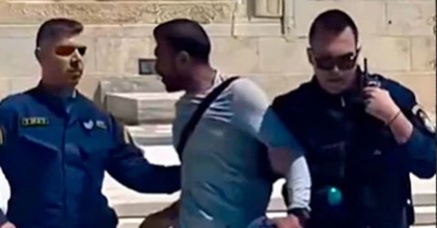 Επεισόδιο στο Σύνταγμα με μετανάστη που έβρισε τους Εύζωνες – «Καμία ανοχή» διαμηνύει ο Πλεύρης