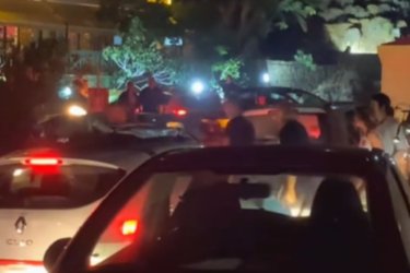 «Ροντέο» στον Αρμενιστή Ικαρίας: Έπαιξαν μπουνιές στη μέση του δρόμου – «Πάγωσαν» όλοι στο σημείο (Βίντεο)