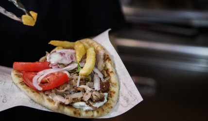 Ακριβό μου… σουβλάκι: Από λαϊκό έδεσμα… είδος πολυτελείας – Πού έφτασε ήδη τα 5 ευρώ