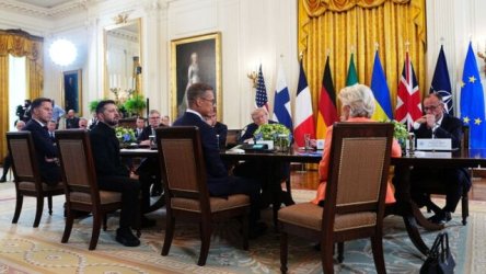 Διαβουλεύσεις “θρίλερ” στο Λευκό Οίκο με Τραμπ, Ζελένσκι, Ευρωπαίους και… Πούτιν από τηλεφώνου: Το “πράσινο φως” για τριμερή και οι “εγγυήσεις ασφαλείας” (Εικόνες & Βίντεο)