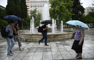 Καιρός με… άρωμα φθινοπώρου: Βροχές και καταιγίδες στα βόρεια – Βοριάδες στην Αττική