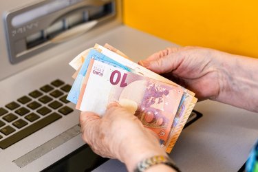 «Συναγερμός για τους Συνταξιούχους: Τελευταία Στιγμή Αλλαγές στο Επίδομα των 250 Ευρώ!»