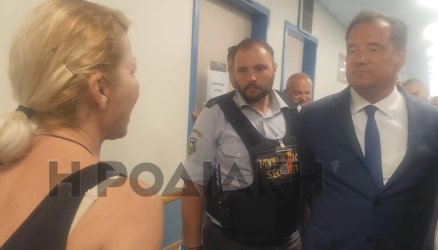 Ένταση στην επίσκεψη Γεωργιάδη στο νοσοκομείο Ρόδου: «Ξέρεις πώς πέθανε ο πατέρας μου το 2023;»