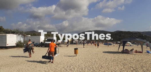 Ξηλώνουν ομπρέλες και ξαπλώστρες από γνωστό κάμπινγκ στην Χαλκιδική