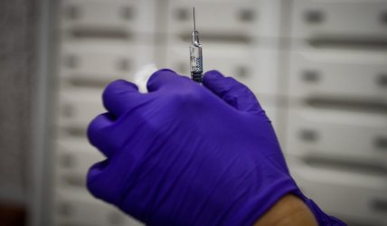 Καρδιακά και εγκεφαλικά μειώθηκαν μετά τον εμβολιασμό κατά της COVID-19