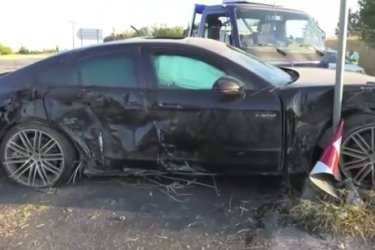 Τροχαίο στη Θεσσαλονίκη: Porsche παρέσυρε ΙΧ – Ο οδηγός της έσπασε την ηλιοροφή και έγινε καπνός