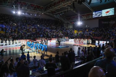 Eurobasket 2025: Η ιστορική στιγμή με τον Εθνικό ύμνο πριν το τζάμπολ του αγώνα Ελλάδα – Κύπρος