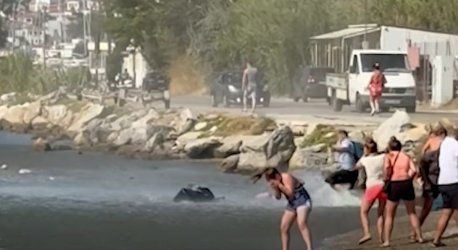 Σκιάθος: Οι τουρμπίνες αεροπλάνου πέταξαν τις βαλίτσες τουριστών στη θάλασσα (βίντεο)