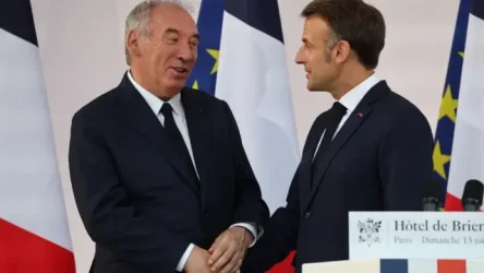 Σε τεντωμένο σχοινί η Γαλλία: Οι διαβουλεύσεις Μπαϊρού, η “πόρτα” από τους Σοσιαλιστές και η “ανησυχία” της Λαγκάρντ