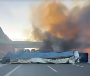 Έσβησε η φωτιά στην εθνική οδό Αθηνών – Κορίνθου που προκάλεσε η ανατροπή νταλίκας