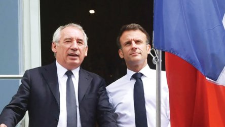 Μακρόν: Λύση ανάγκης για να μην “πέσει” η κυβέρνηση Μπαϊρού – “Συνεργαστείτε με τους Σοσιαλιστές όχι με την ακροδεξιά”