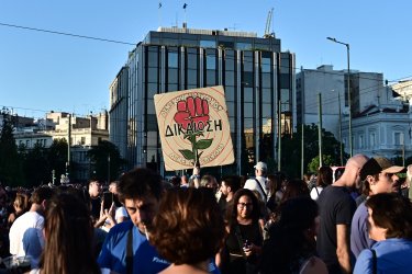 Τέμπη: Συλλήψεις στην Αθήνα για εμπρηστικούς μηχανισμούς και σφυρί λεωφορείου