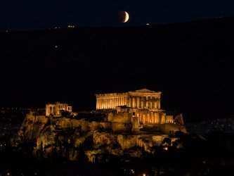 Το «ματωμένο φεγγάρι» φωτίζει τον ελληνικό ουρανό – Τα μαγικά «κλικ» από την Πανσέληνο