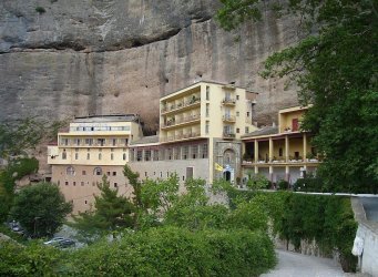 Καλάβρυτα: Χειροπέδες στον ηγούμενο της Μόνης Μέγα Σπηλαίου – Θα πουλούσε βυζαντινές εικόνες για 200.000 ευρώ