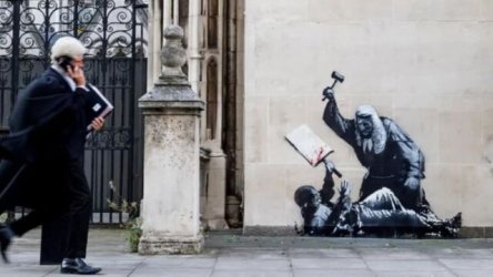Νέο “αιχμηρό” γκράφιτι του Banksy στο Λονδίνο: Το έργο καλύφθηκε με πλαστικά φύλλα και μεταλλικά κιγκλιδώματα, ενώ φρουρείται από ιδιωτική ασφάλεια