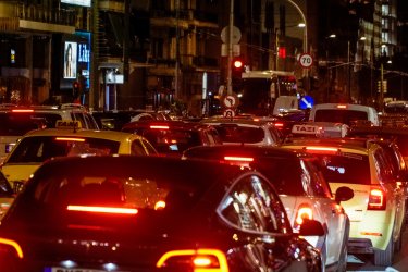 Λεωφόρος Ποσειδώνος: Όχημα έπεσε από αυτοκινητάμαξα στο ύψος της Καλλιθέας – Προβλήματα στην κυκλοφορία