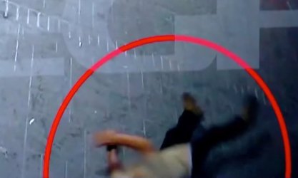 H στιγμή που ο γιος του επιχειρηματία εκσφενδόνισε τον αστυνομικό – Βίντεο ντοκουμέντο