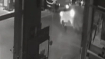 Βίντεο ντοκουμέντο: Αυτοκίνητο πέφτει σε σταθμευμένα στη Θεσσαλονίκη και «τουμπάρει»