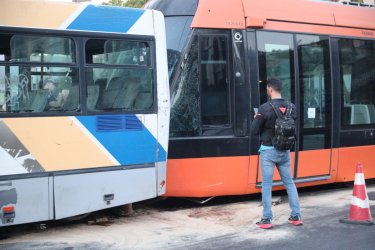 Τροχαίο στον Πειραιά: Επιβάτης του τραμ ήταν και στη σύγκρουση των λεωφορείων στη Βούλα (Εικόνες, Βίντεο)