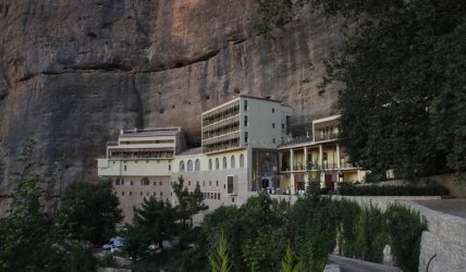 Καλάβρυτα: Στη φυλακή ο ηγούμενος της Μονής Μεγάλου Σπηλαίου και οι άλλοι πέντε συλληφθέντες