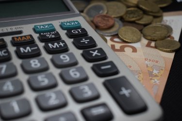 Οι 9 φόροι που μειώνονται το 2026 – Αναλυτικός πίνακας με όσα ισχύουν από Γενάρη