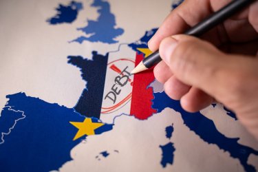 Ο οίκος αξιολόγησης Fitch υποβάθμισε την πιστοληπτική ικανότητα της Γαλλίας