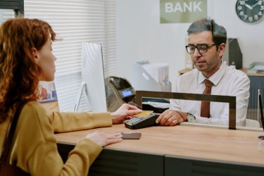 Οι γκρίζες ζώνες πίσω από το success story των ελληνικών τραπεζών (2008-2025)