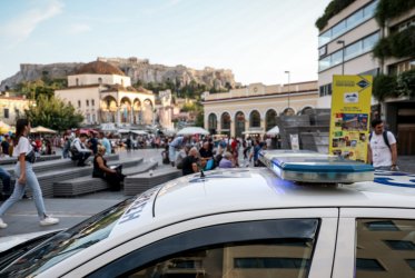 Γιος γνωστού τραγουδιστή κατηγορείται ότι κουτούλησε αστυνομικό στο Μοναστηράκι