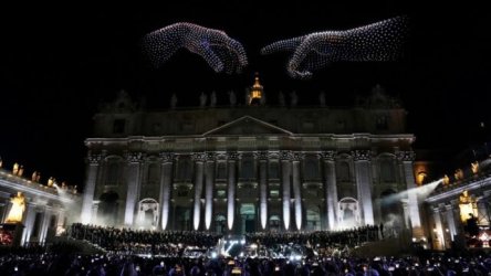 Απίστευτες εικόνες στο Βατικανό: 3.000 drones στόλισαν με έργα του Μιχαήλ Αγγέλου τον ουρανό της Ρώμης (Εικόνες & Βίντεο)