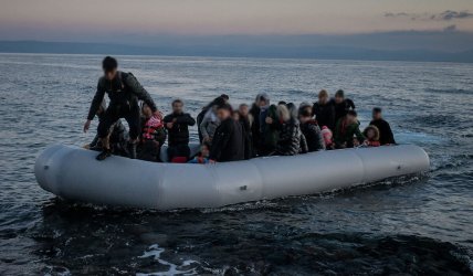 Σε μία ήμερα έφτασαν πάνω από 800 μετανάστες σε Κρήτη και Γαύδο – Στα όριά τους οι δομές