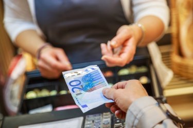 Οικονομική «ασφυξία»: Δύο στους τρεις δεν βγάζουν τον μήνα – Κάτω από τη βάση τα μέτρα της ΔΕΘ 2025