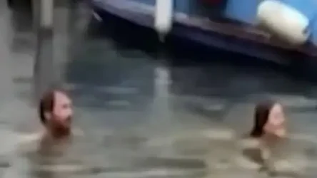 Βενετία: Τουρίστες πλήρωσαν 390 λίρες πρόστιμο επειδή κολύμπησαν σε κανάλι – Τους διέταξαν να αποχωρήσουν απο την χώρα σε 48 ώρες (Βίντεο)