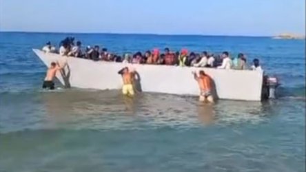 Απίστευτες σκηνές στη Γαύδο με τους μετανάστες – Κάτοικοι διώχνουν βάρκα με τα χέρια τους (Δείτε βίντεο)
