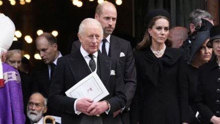 Βασιλιάς Κάρολος: “Έσπασε” την παράδοση με την παρουσία του σε καθολική κηδεία – Παραμέρισε το πρωτόκολλο για να παραστεί στο “αντίο” της δούκισσας του Κεντ (Βίντεο)