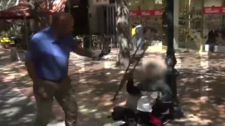 «Ανάπηρη» Ρομά επιτέθηκε σε δημοσιογράφο που κατάλαβε την απάτη της – «Περπατάτε τώρα;»