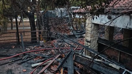 Φωτιά κατέστρεψε ολοσχερώς καφέ-μπαρ στους Αγίους Αναργύρους (βίντεο)